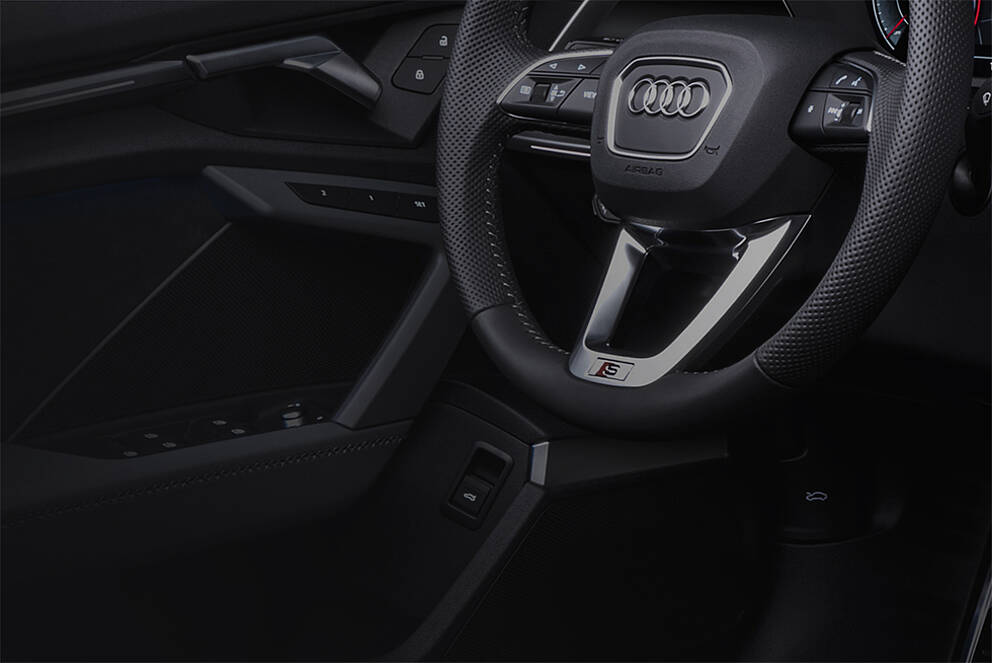 HMI-Lösungen fürs Automobil mit kapazitiven Sensoren Audi-Lenkrad mit Touch-Bedienelementen im Interiordesign