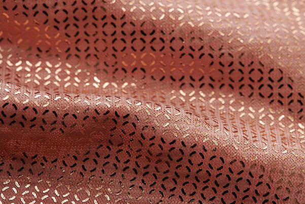 Goldene Bekleidung - natürlich OEKO-TEX® zertifiziert Ausschnitt eines Webstoffs mit goldener Textilveredelung von KURZ