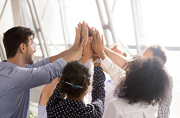 Soziale Nachhaltigkeit bei LEONHARD KURZ Code of Business Conduct: Teamwork bei LEONHARD KURZ