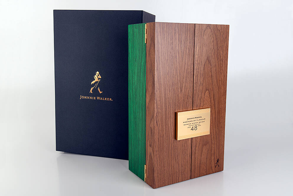 Johnny Walker setzt auf LEONHARD KURZ: eine Partnerschaft für Luxusdesign Spezialverpackung der Johnnie-Walker-Edition "Masters of Flavour"