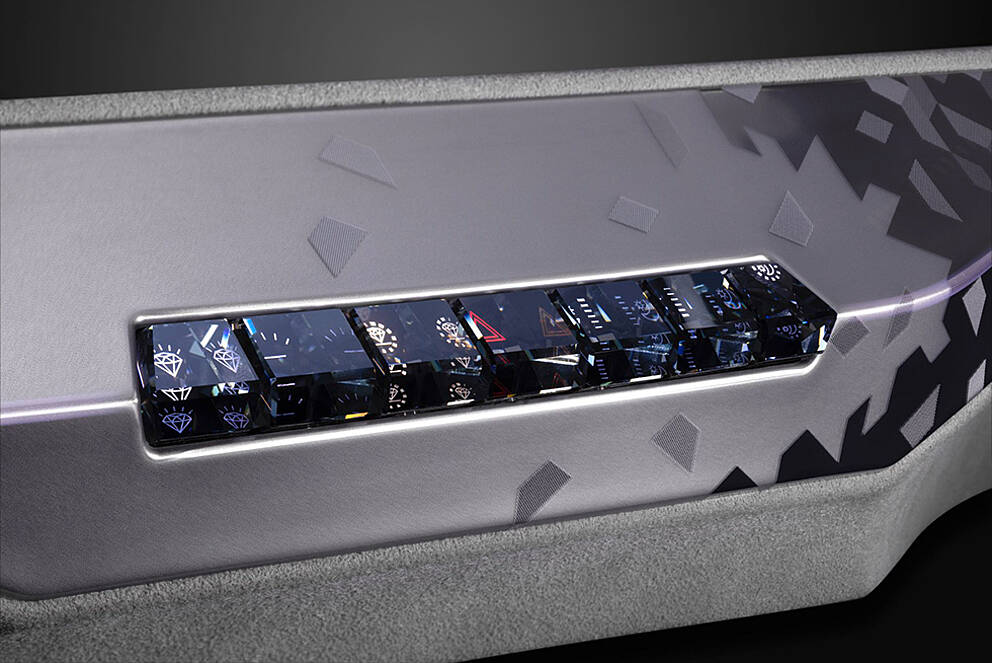 Preisgekrönt: bekannte Automarken wie Audi & BMW setzen auf unsere Lösungen HMI-Panel mit Swarovski-Kristallen: eine Kooperation von Swarovski & KURZ