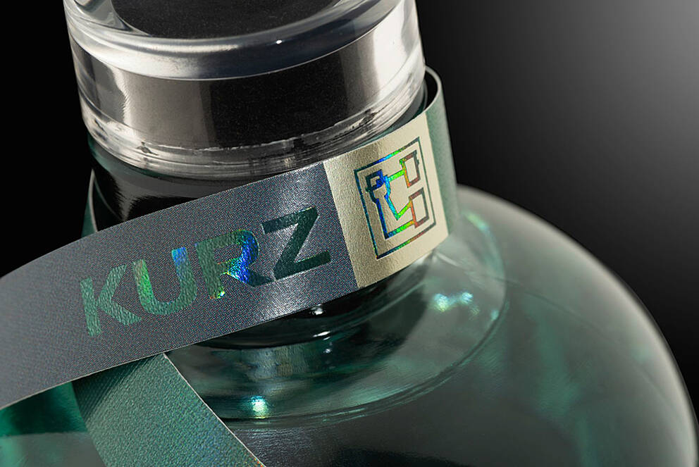 Hologramm-Effekt auf Flaschenetikett mit KURZ-Logo Innovatives Etikettendesign für Softdrinks, Energydrinks, Kaffee & Co