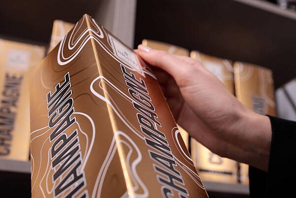 Kataloge, Flyer, Bücher & Tischkarten: das perfekte Coating mit KURZ Produktdesign: luxuriös veredelte Faltschachtel in Gold-Hochglanz