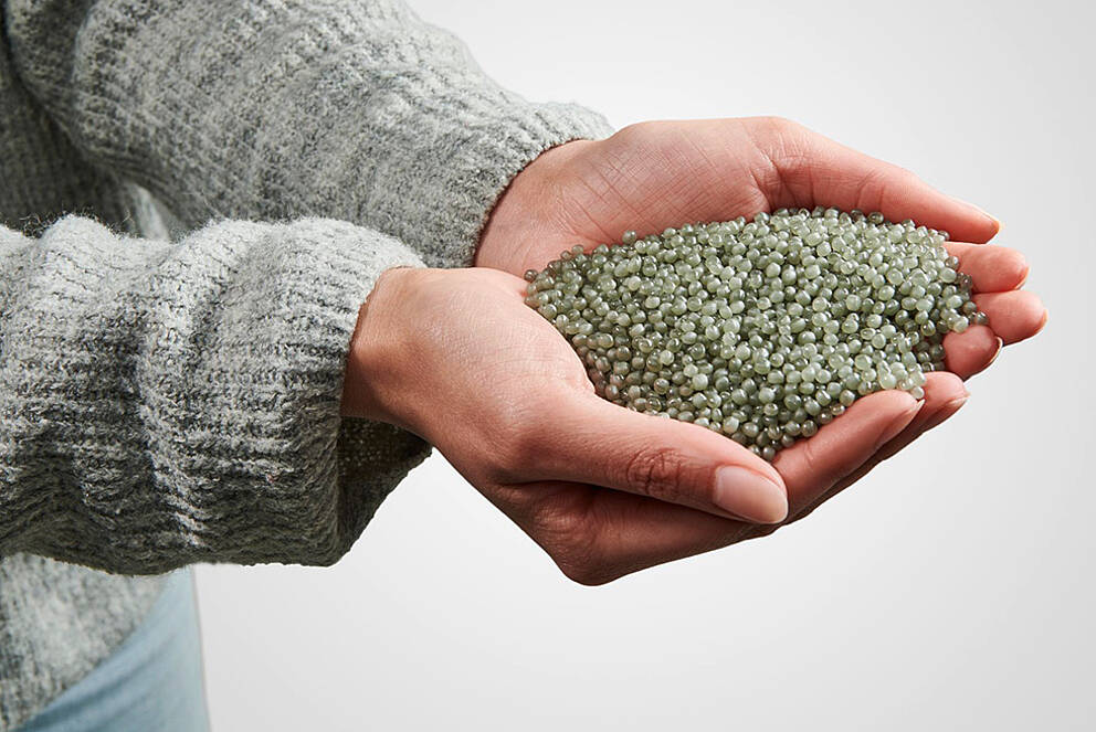 CO2-Fußabdruck reduzieren, ohne im Verpackungsdesign einzubüßen? Unsere Lösungen fürs Eco-Packaging Hände präsentieren recyceltes Kunststoff-Granulat aus KURZ-Prägefolien