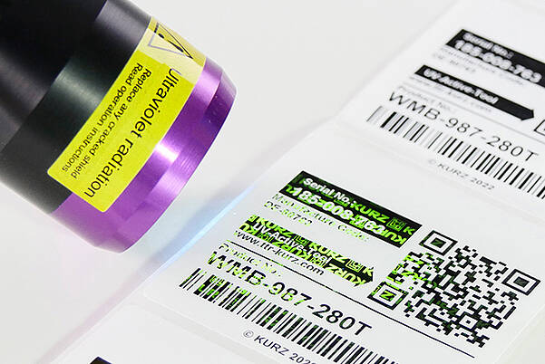 Versteckte Sicherheitsmerkmale zur eindeutigen Produktauthentifizierung UV-Lampe liest Sicherheitsfeatures auf Thermotransfer-Etikett aus