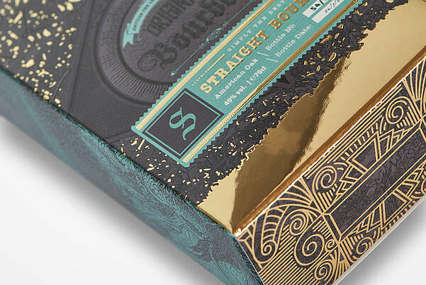 KURZ bietet partielle Lackierung & Spotlackierung für auffällige Verpackungsdesigns Goldveredelte Verpackung, realisiert im 3D-Digitaldruck mit Spotlack