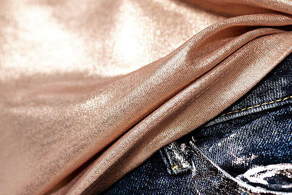 Goldfolie auf Webware: eleganter Glanz für besondere Outfits Textilveredelung in verschiedenen farbigen Metallic-Folien