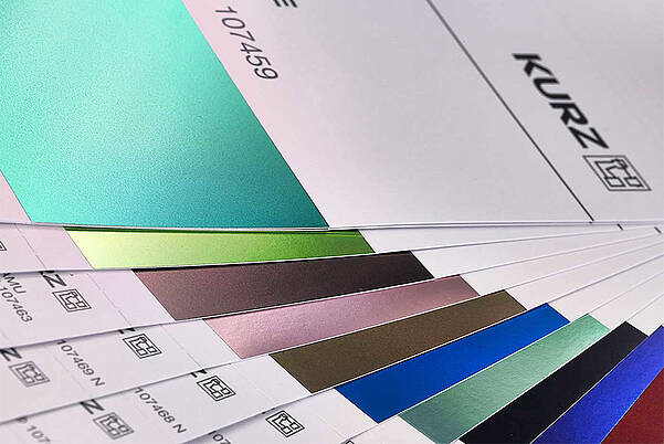 Prägefolien so individuell wie Ihr Veredelungsprozess Farbportfolio von LEONHARD KURZ: hochglanz-metallic Veredelungen