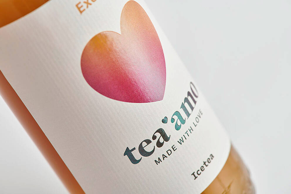 Maßgeschneiderte Etikettenlösungen für Getränkeverpackungen von LEONHARD KURZ tea'amo-Flaschenetikett mit halbtransparenter Oberflächenveredelung