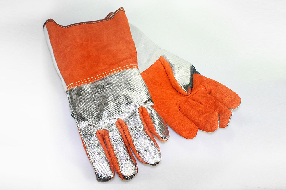 Ein Handschuhpaar mit Hitzeschutzapplikation