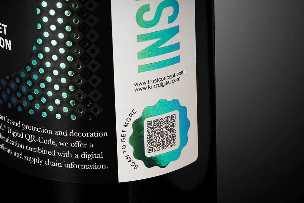 Wein-Etikett mit QR-Code auf Sicherheitsetikett